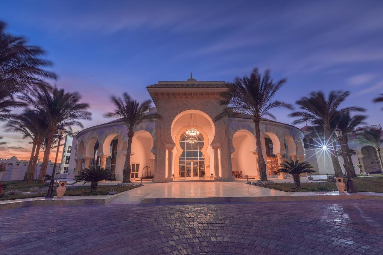Old Palace Resort Sahl Hasheesh フルガダ エクステリア 写真 The main entrance of the university