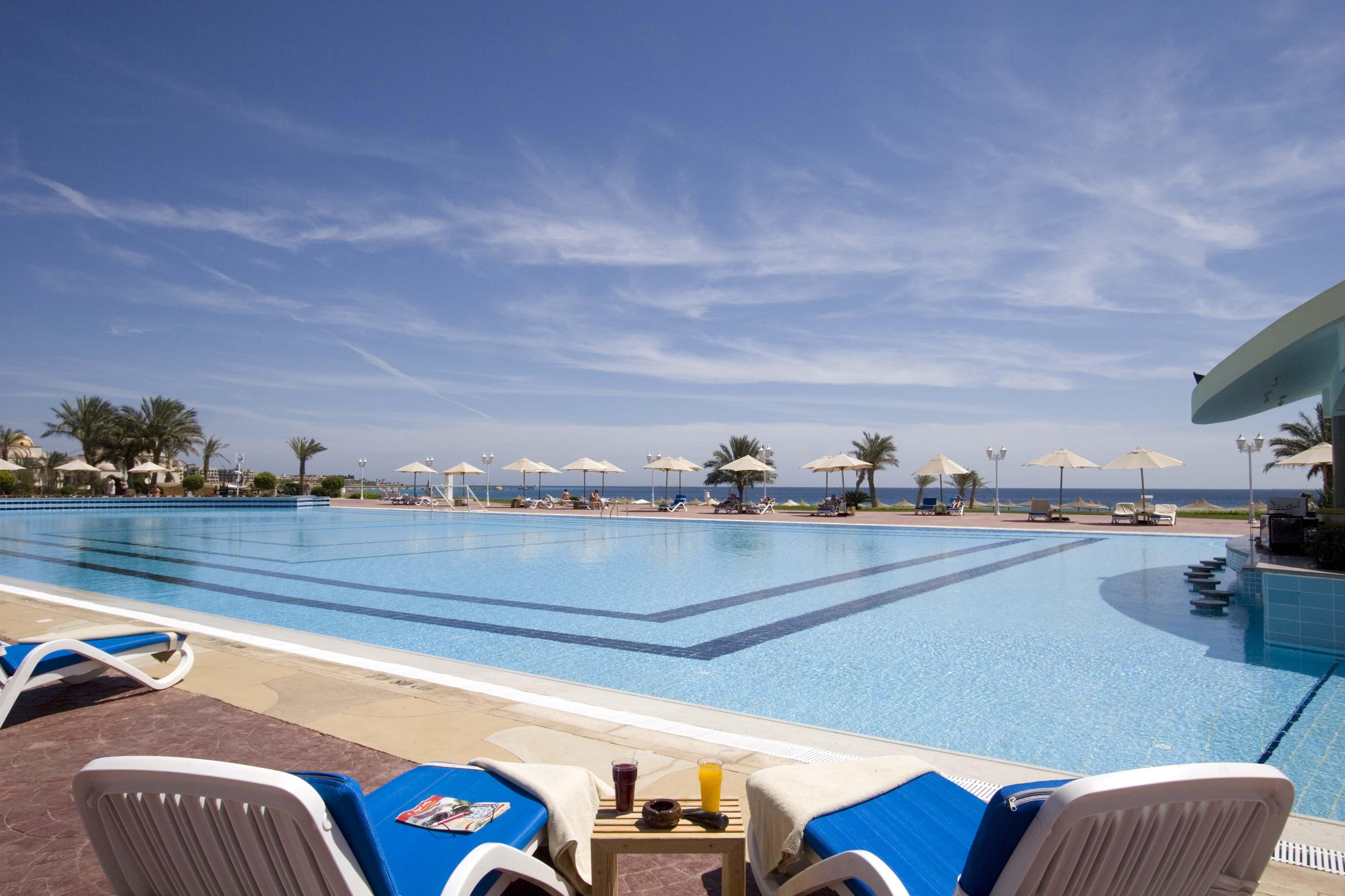 Old Palace Resort Sahl Hasheesh フルガダ エクステリア 写真 The pool at the Hilton Sharm El Sheikh