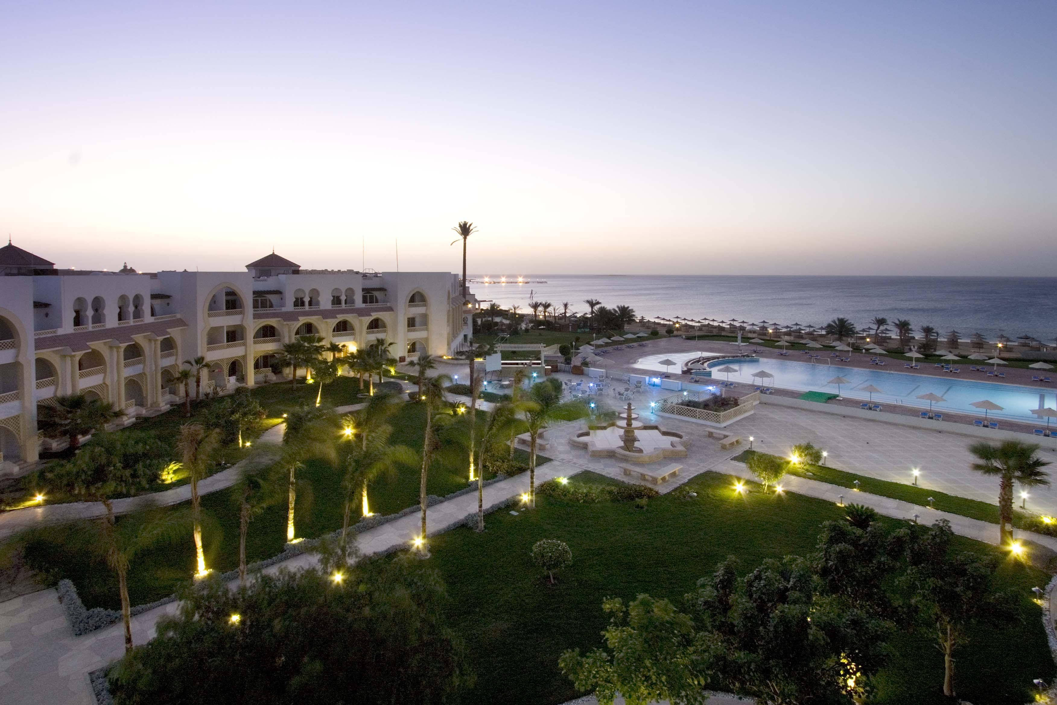 Old Palace Resort Sahl Hasheesh フルガダ エクステリア 写真 The resort at night