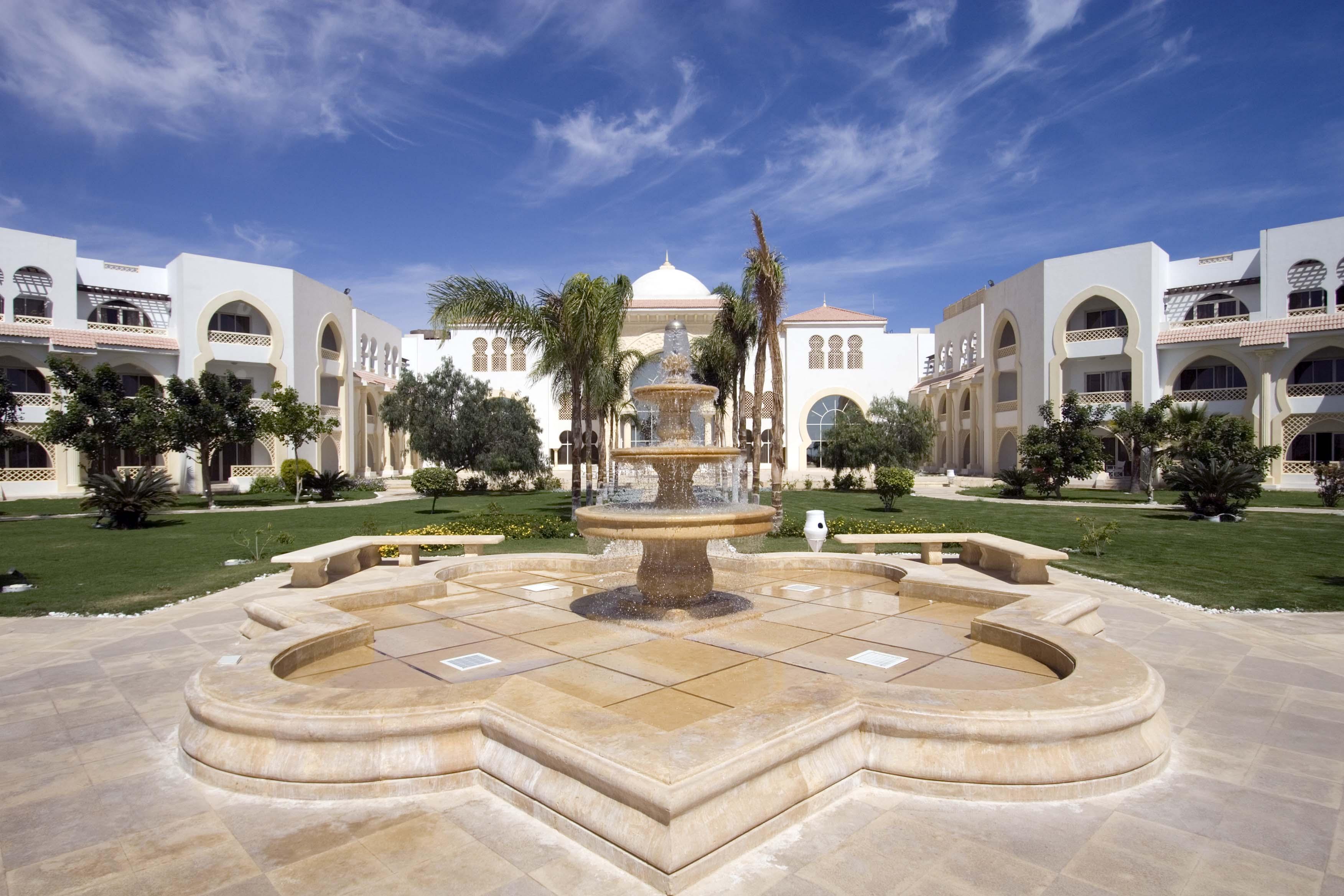 Old Palace Resort Sahl Hasheesh フルガダ エクステリア 写真 The American University of Ras Al Khaimah