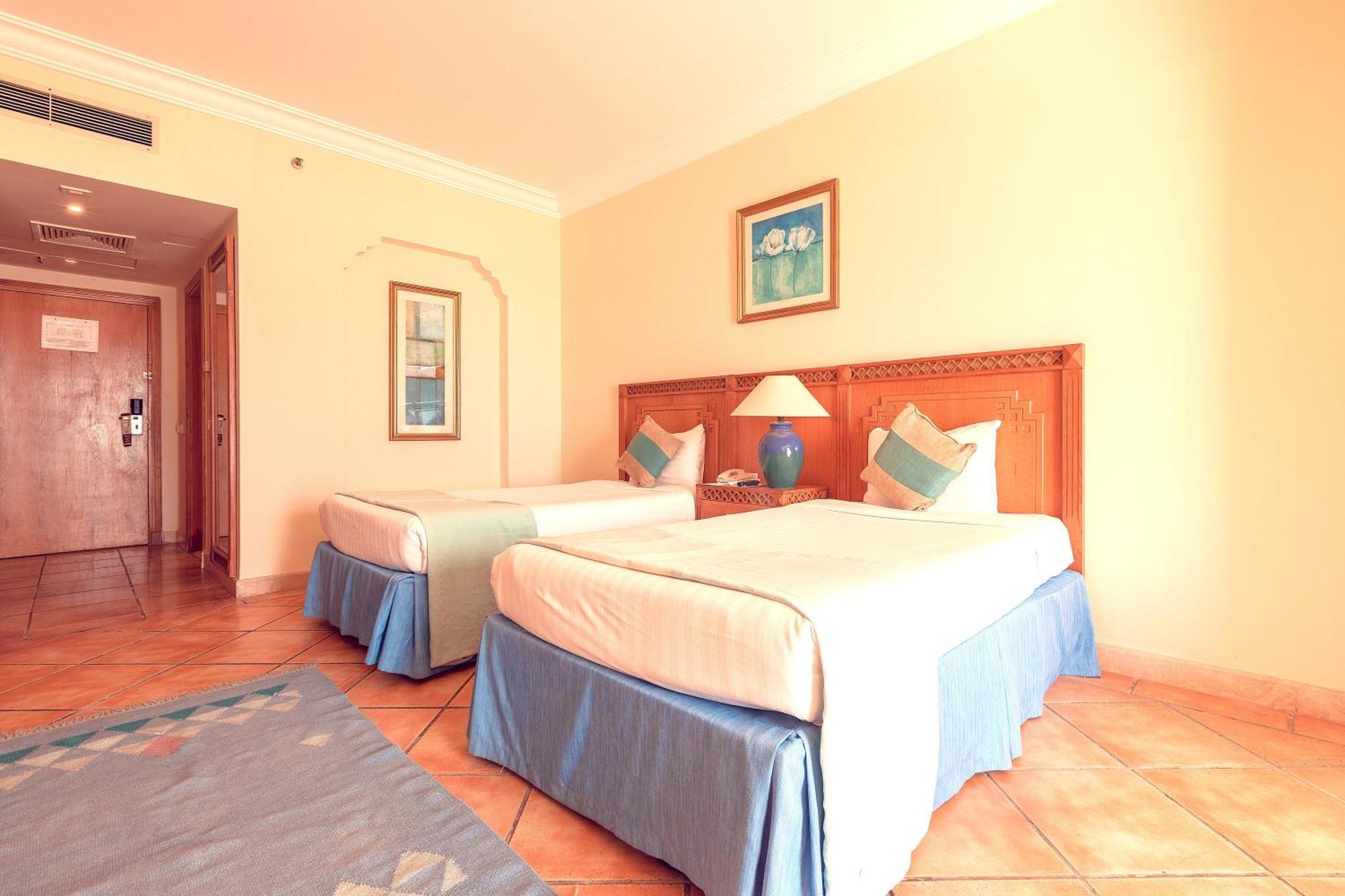 Old Palace Resort Sahl Hasheesh フルガダ エクステリア 写真 A room at the Hilton Sharm El Sheikh