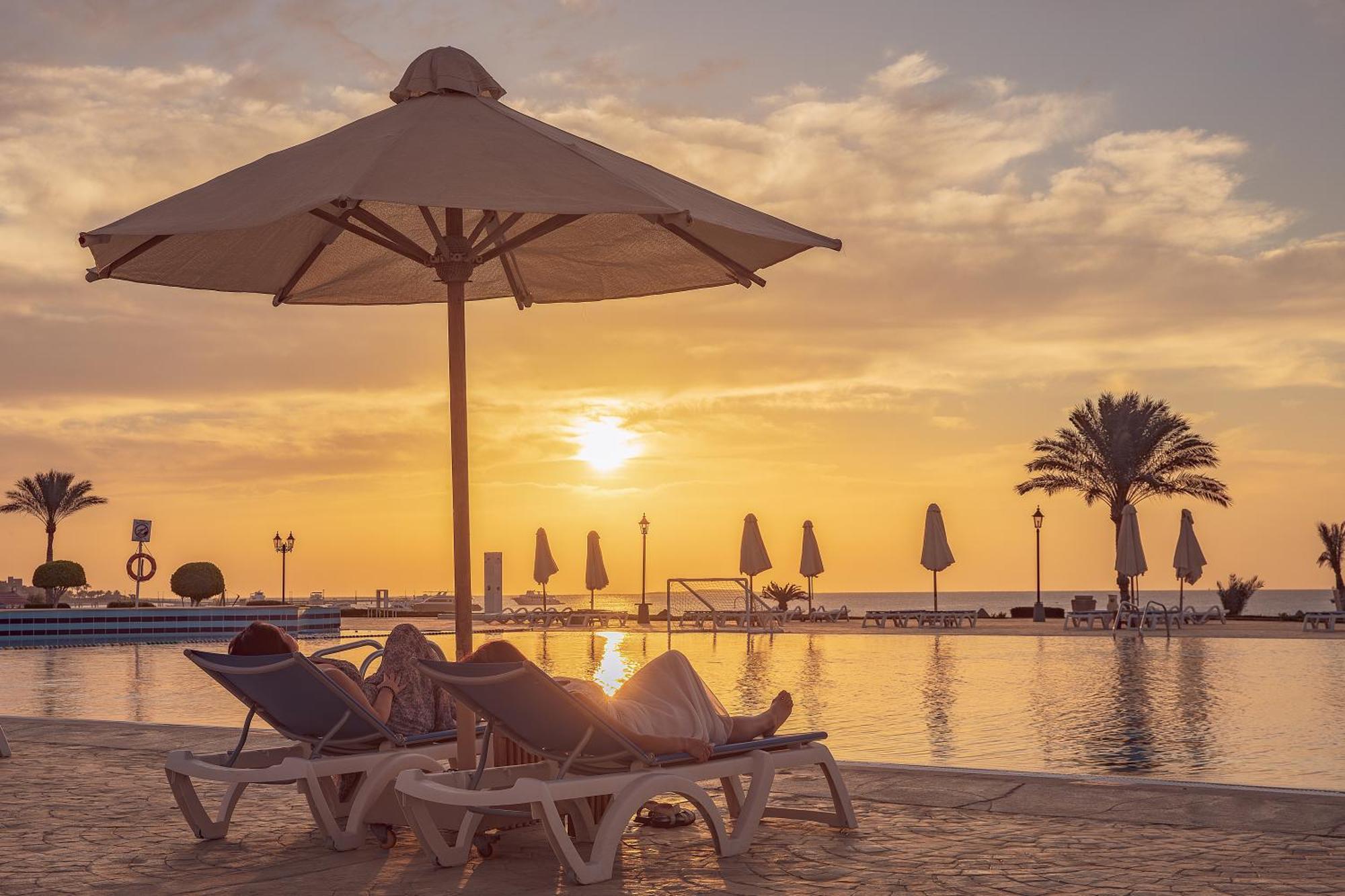 Old Palace Resort Sahl Hasheesh フルガダ エクステリア 写真 Sunset at the Dead Sea