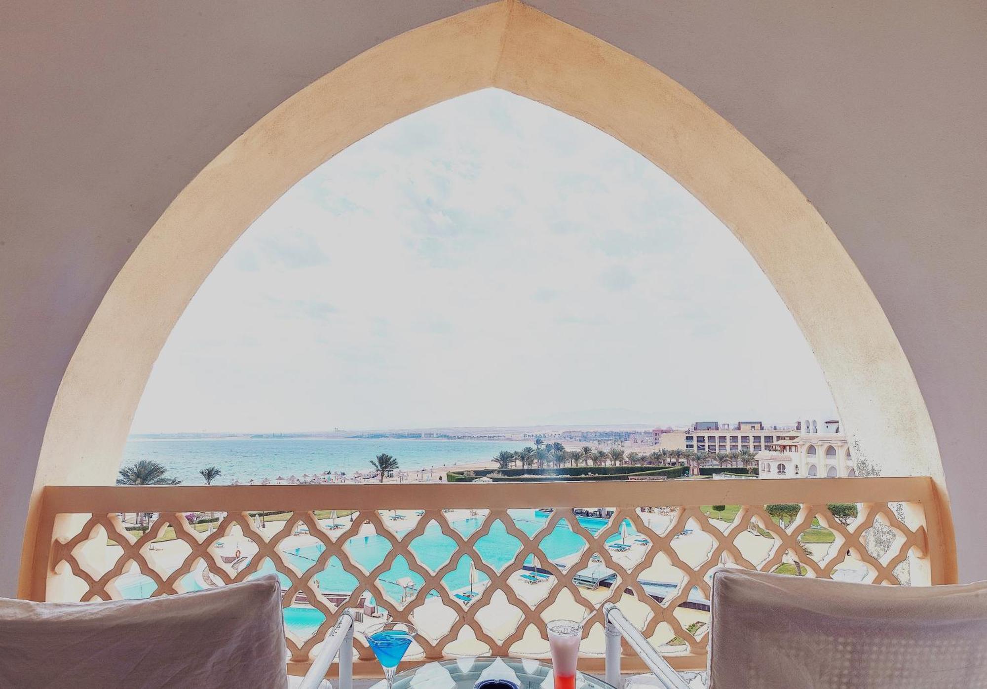Old Palace Resort Sahl Hasheesh フルガダ エクステリア 写真 View of the Red Sea from a hotel in Sharm El Sheikh