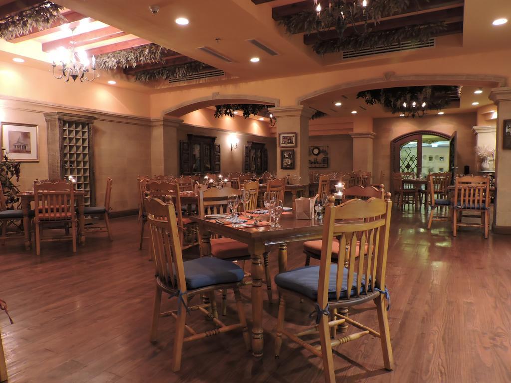 Old Palace Resort Sahl Hasheesh フルガダ エクステリア 写真 The interior of the restaurant